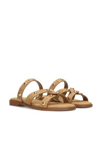 Schräge Vorderansicht des cognacfarbenen LINDE Sandalen-Paares mit Nieten