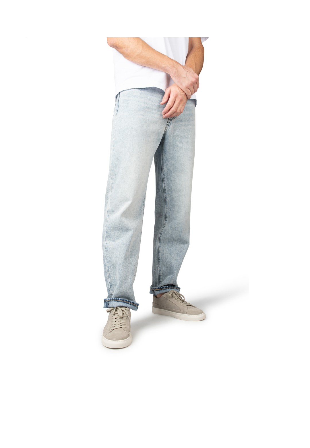 Sneakers gedragen met jeans – vooraanzicht