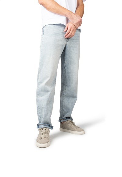 Sneakers gedragen met jeans – vooraanzicht