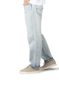 Sneakers gedragen met jeans – zijaanzicht