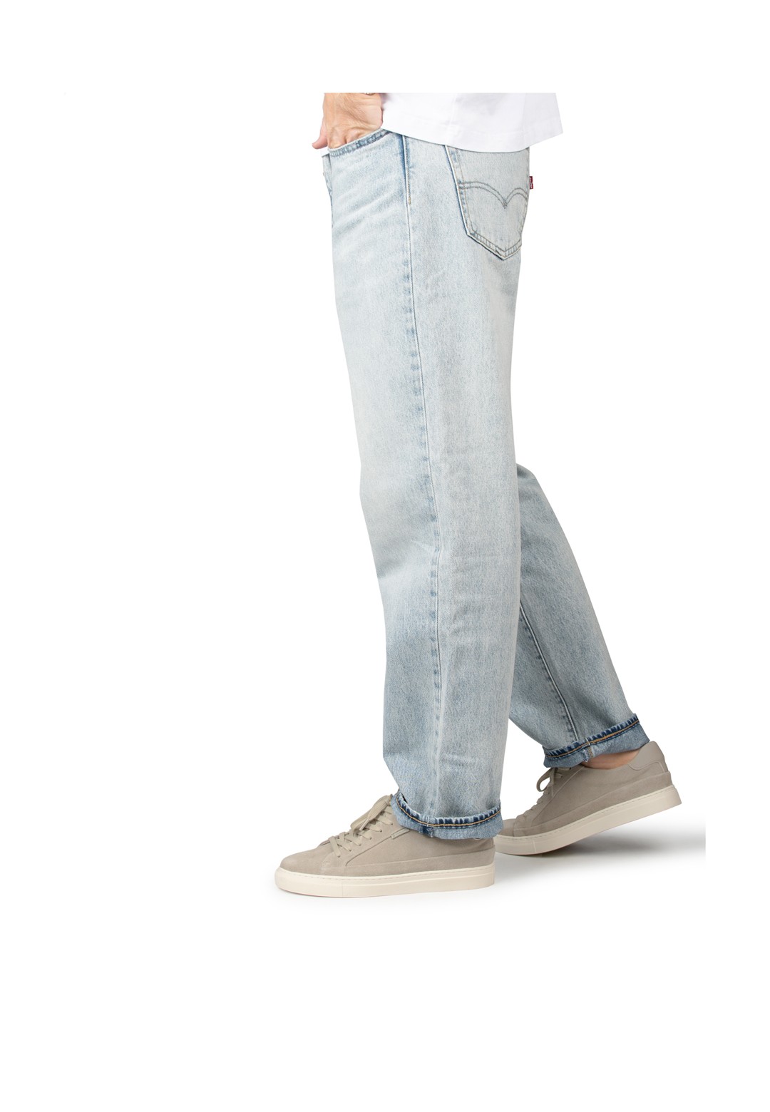 Sneakers gedragen met jeans – zijaanzicht