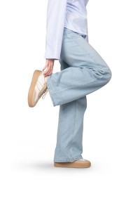 ANEMONE Sneaker gestylt mit ausgestellter Denim-Jeans