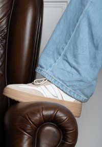 Nahaufnahme des goldenen Fersenbereichs und der Wildleder-Details