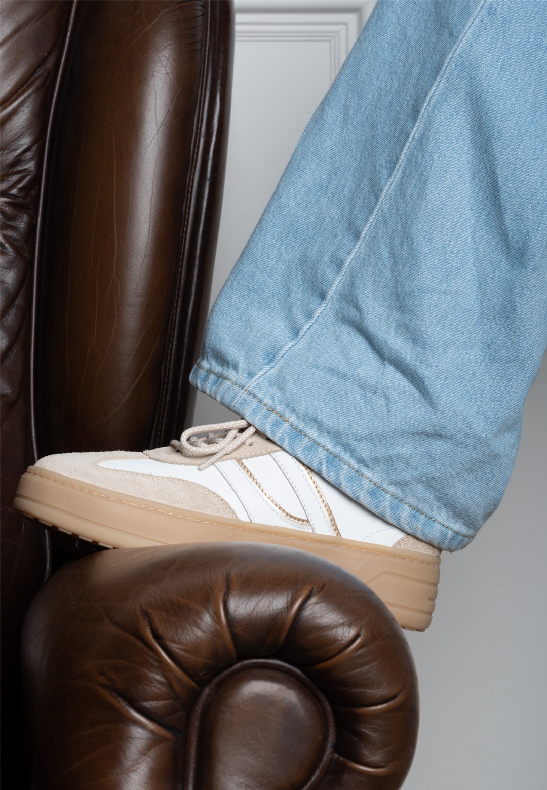 Nahaufnahme des goldenen Fersenbereichs und der Wildleder-Details