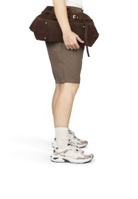 Model met GINNY POSH by Poelman sneakers beige-wit met sportieve zool