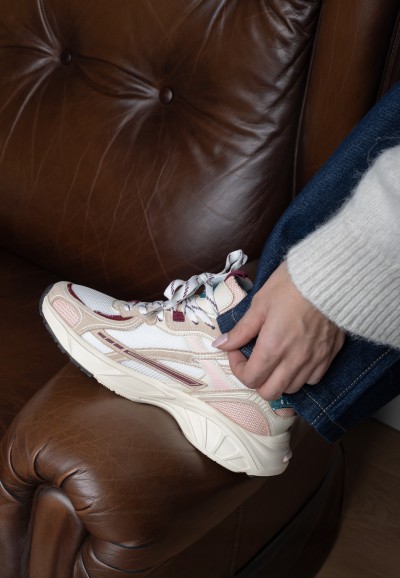 Harper sneakers – gedragen met jeans, zittend op bank