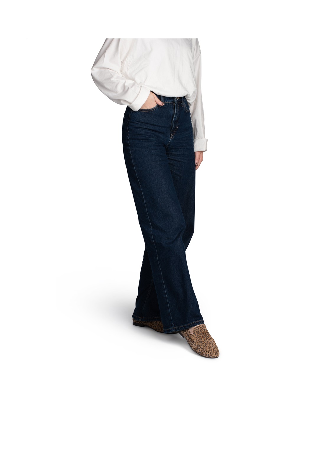 Zijkant van de Sammy instappers met leopardprint gedragen onder een zwarte broek