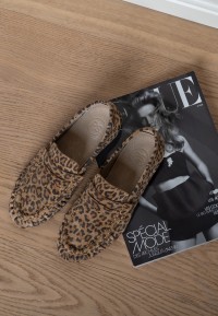 Detail van de instappers met leopardprint