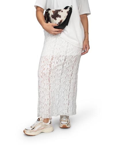 HARPER sneakers – gedragen met kanten rok, vooraanzicht