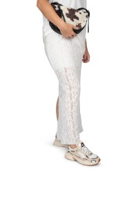 HARPER sneakers – zijaanzicht gedragen met kanten rok