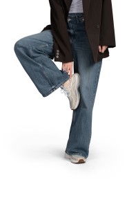 HARPER sneakers – gedragen met jeans, model tilt voet omhoog