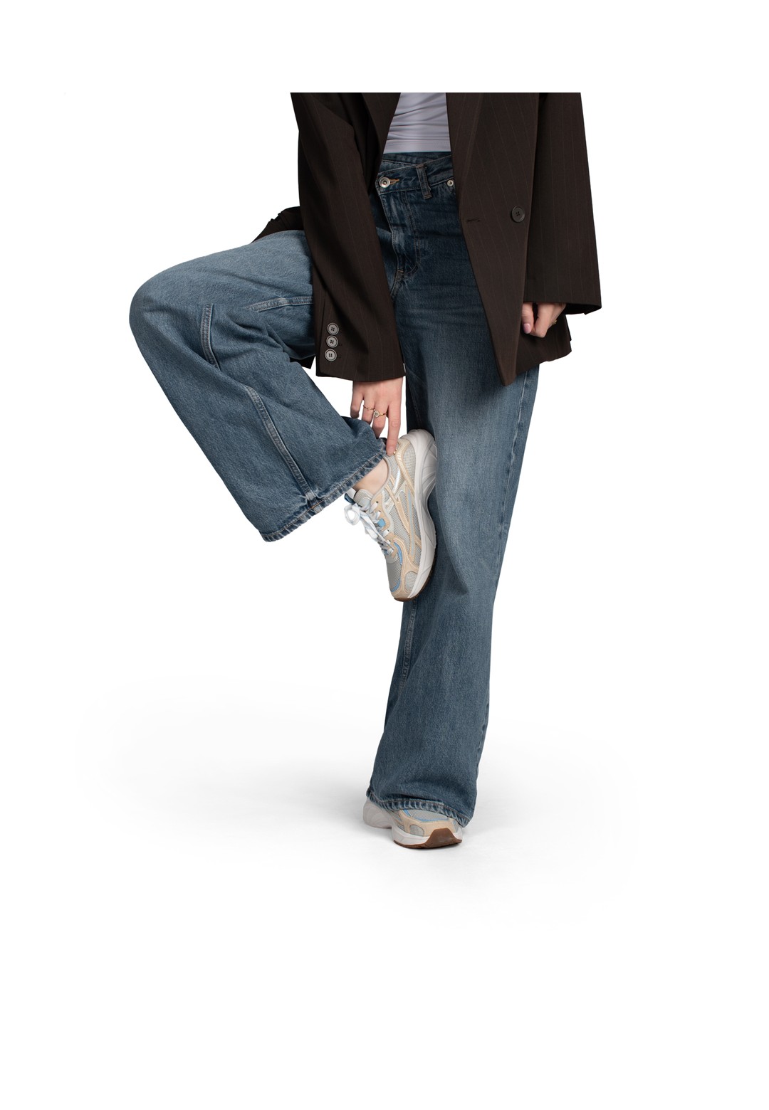 HARPER sneakers – gedragen met jeans, model tilt voet omhoog