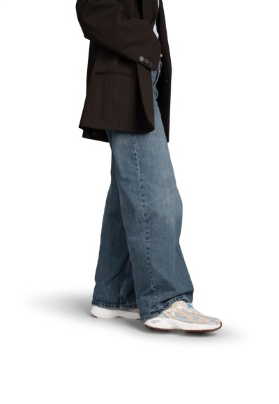 HARPER sneakers – side view worn with jeans and blazer