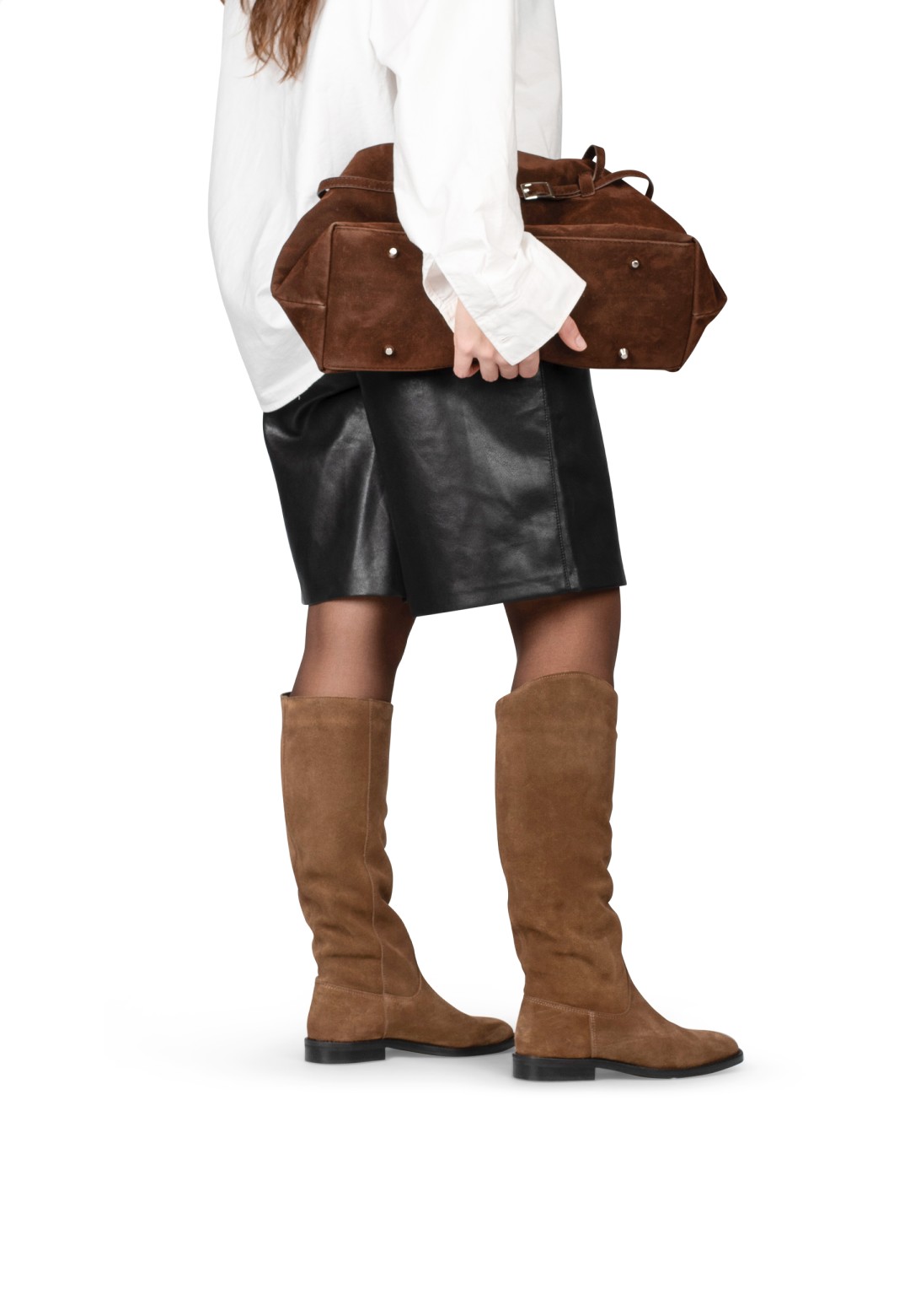 Model trägt Isabella cognacfarbene kniehohe Velourslederstiefel mit Lederrock, Vorderansicht.