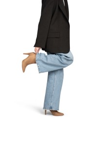 Modepose mit TAVERNE Stiefeletten und weiter Jeans