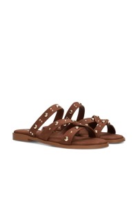 Schräge Vorderansicht des cognacfarbenen LINDE Sandalen-Paares mit Nieten