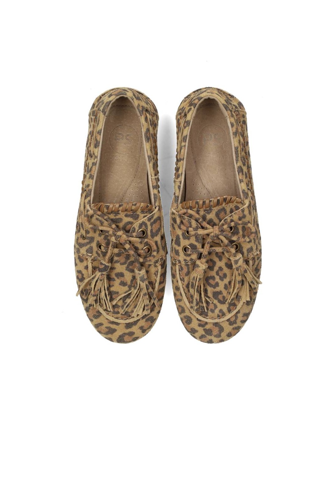 Bovenaanzicht van een paar leren en suède loafers met panterprint