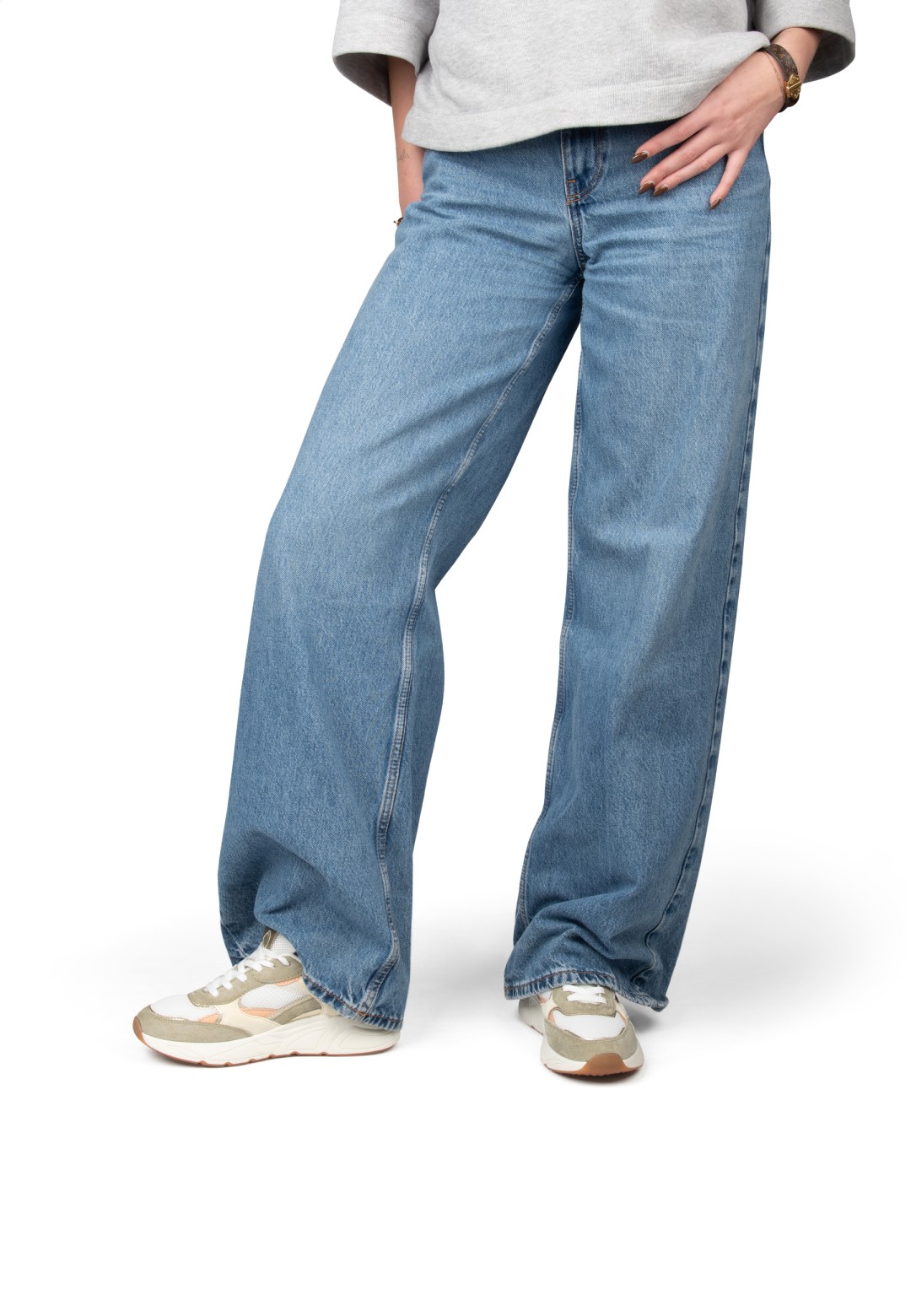 CARO sneaker gestyled met wide-leg jeans – outfit voorkant