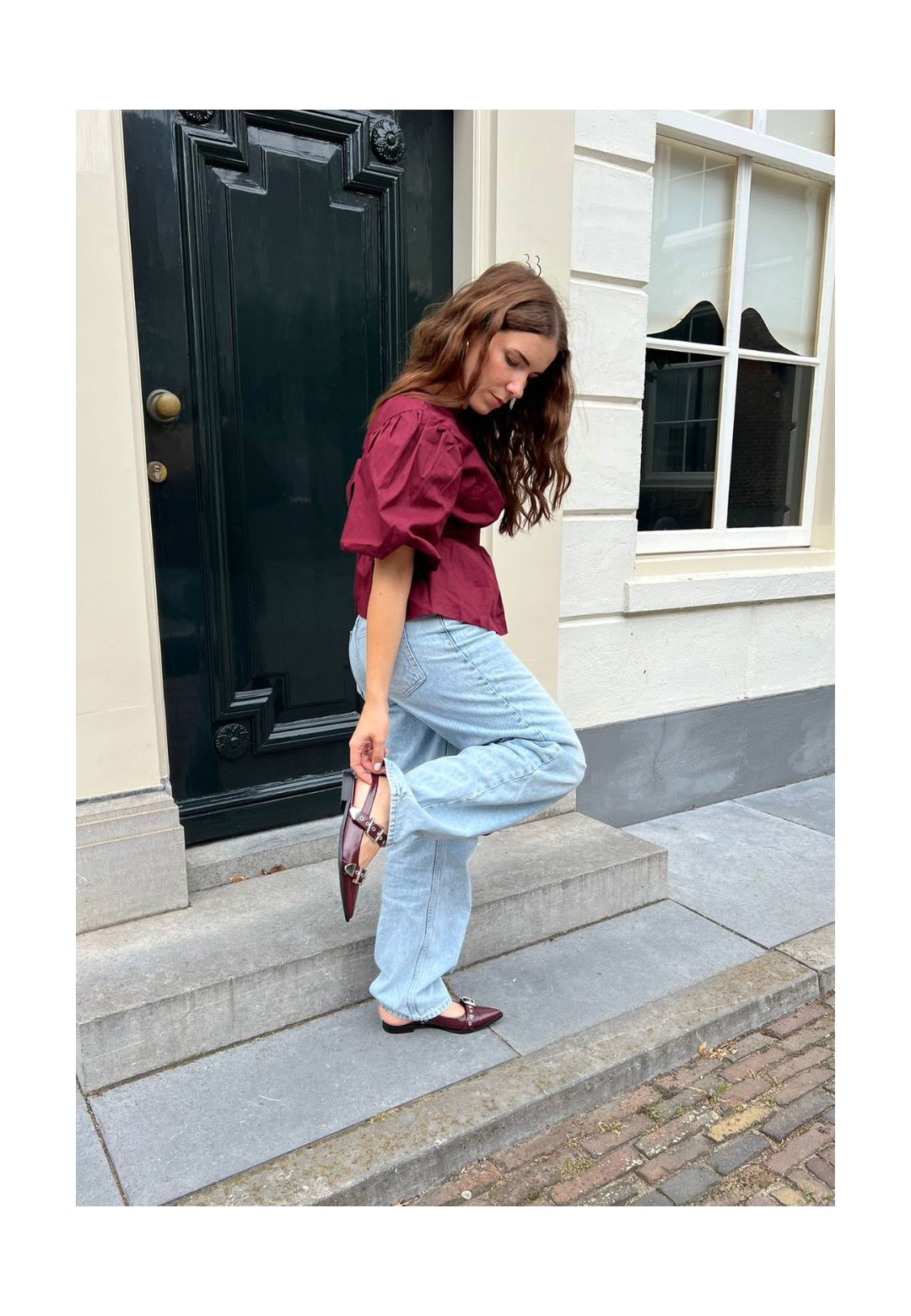 Model draagt Julia slingbacks van PS Poelman – bordeaux schoenen met jeans