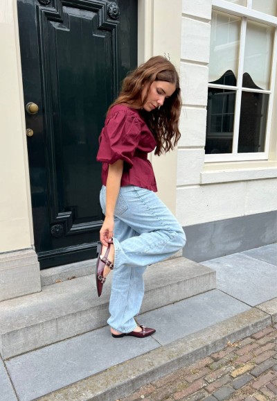 Model draagt Julia slingbacks van PS Poelman – bordeaux schoenen met jeans