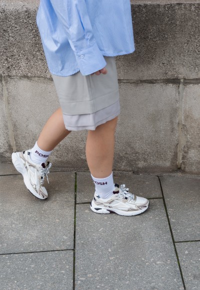 Poelman GINNY wit-beige dames sneakers gedragen door model