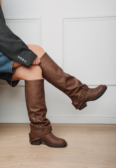 Model wearing POSH by Poelman PATTY boots with denim shorts – sitting pose