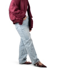 Model met Julia slingbacks – casual chic look met bordeaux puntige instappers