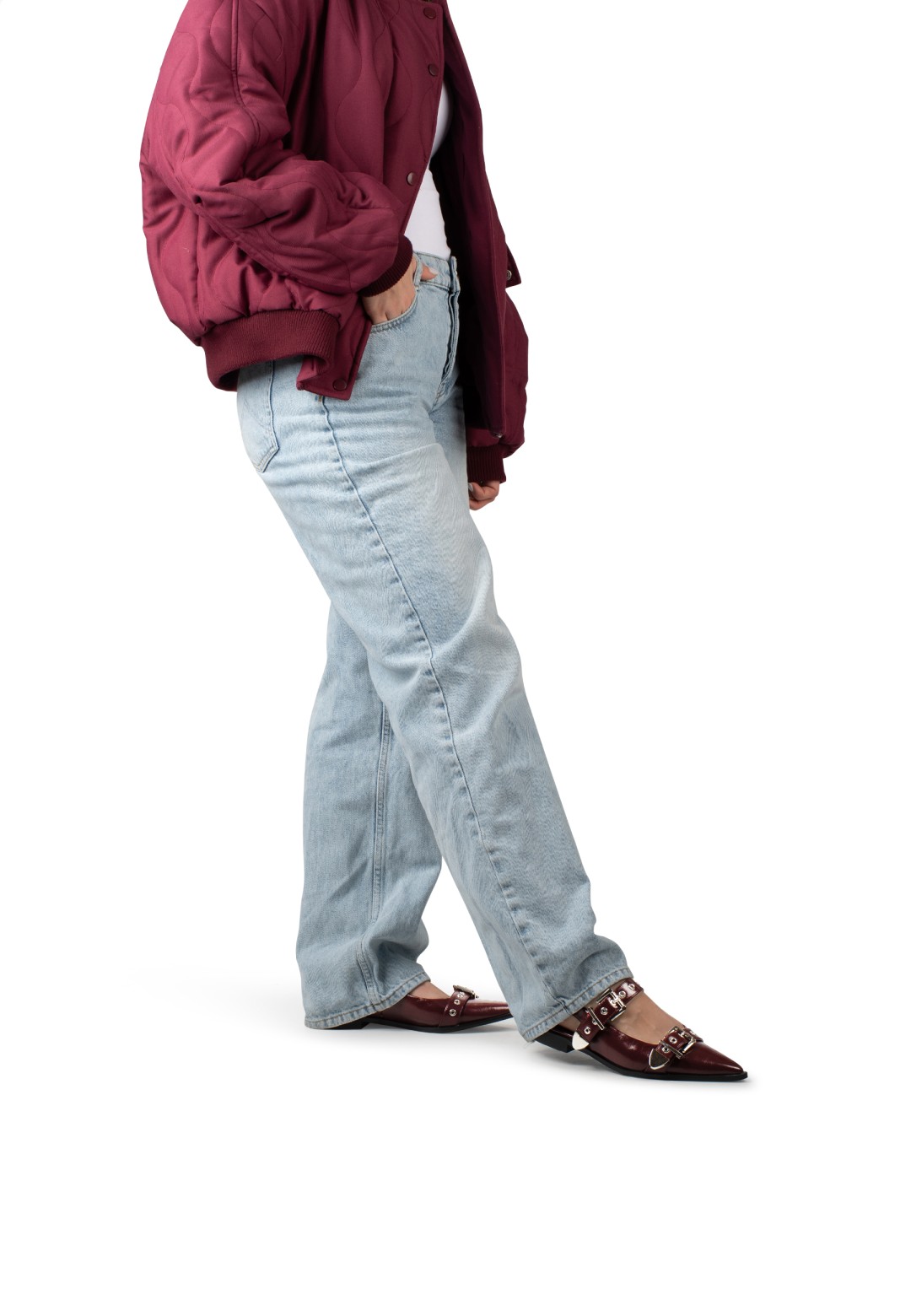 Model met Julia slingbacks – casual chic look met bordeaux puntige instappers