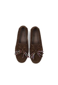 Draufsicht auf braune Loafers mit Fransen und Perlen