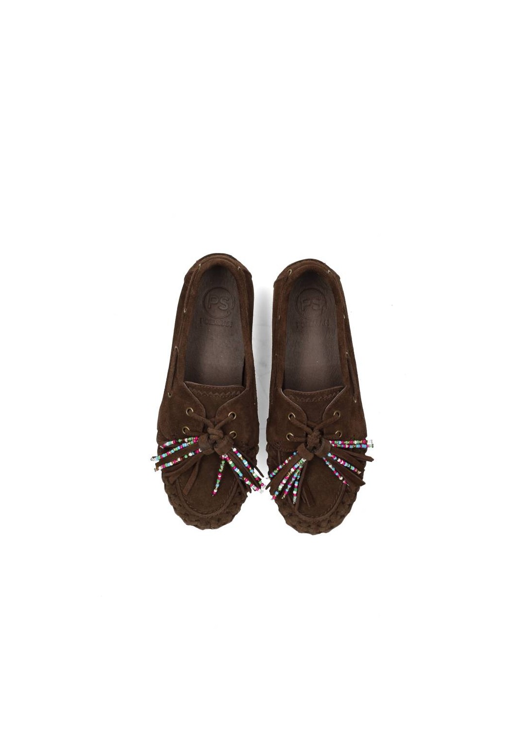 Achterkant van bruine suède loafers