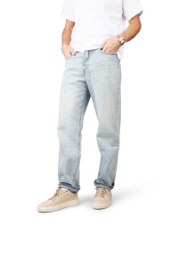 Komplettes Outfitbild mit ENZO Sneakers und hellblauer Jeans, Vorderansicht