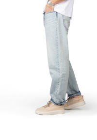 ENZO Sneaker getragen mit heller Jeans, Seitenansicht in entspannter Haltung