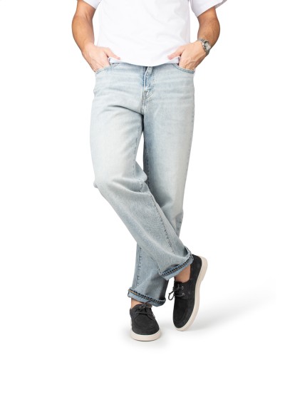 LIAM Herren-Slipper kombiniert mit hellblauer Jeans