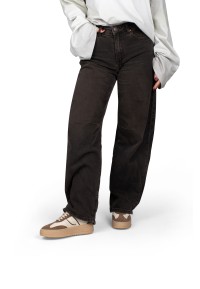 ANEMONE Sneaker getragen mit dunkler Hose, in Laufhaltung