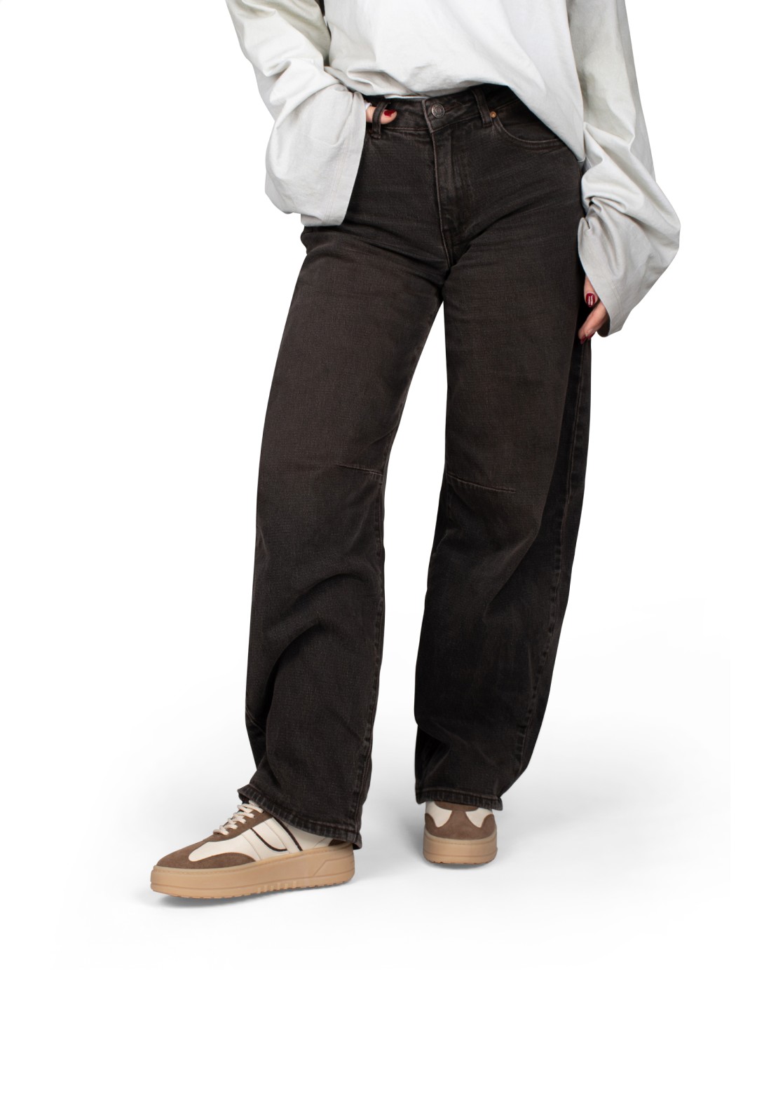 ANEMONE Sneaker getragen mit dunkler Hose, in Laufhaltung