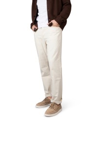 Modell trägt LIAM Slipper im lässigen Outfit