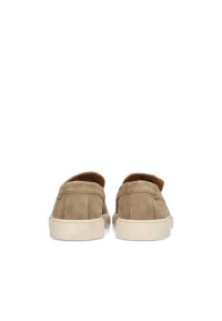 Achteraanzicht van het paar beige instappers