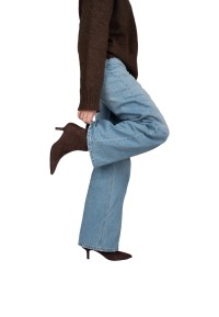 Nahaufnahme der ELLIE Stiefelette mit spitzer Kappe und Kitten Heel, vom Model getragen