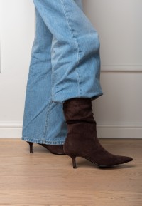 Model posing on one leg wearing the ELLIE boots by POSH by Poelman