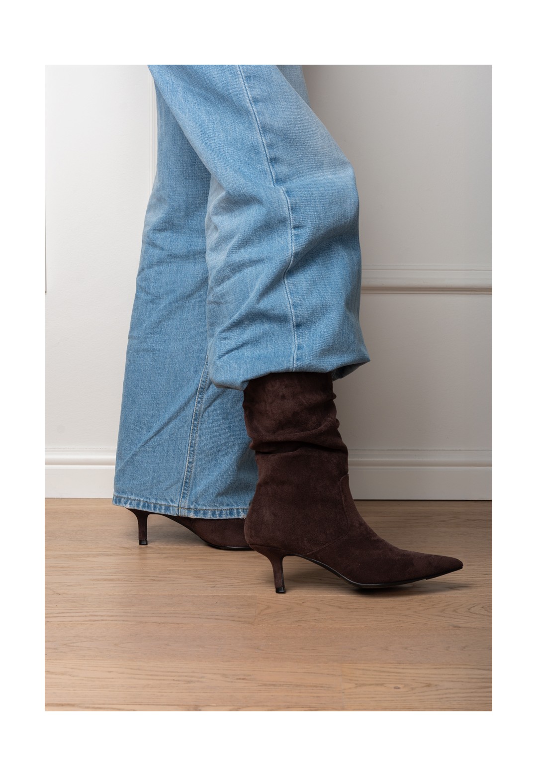 Model posing on one leg wearing the ELLIE boots by POSH by Poelman