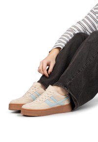 Georgia sneakers van POSH by Poelman gedragen door model met zwarte jeans