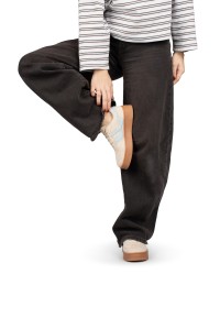 Model draagt POSH by Poelman Georgia sneakers, hiel rust op vloer