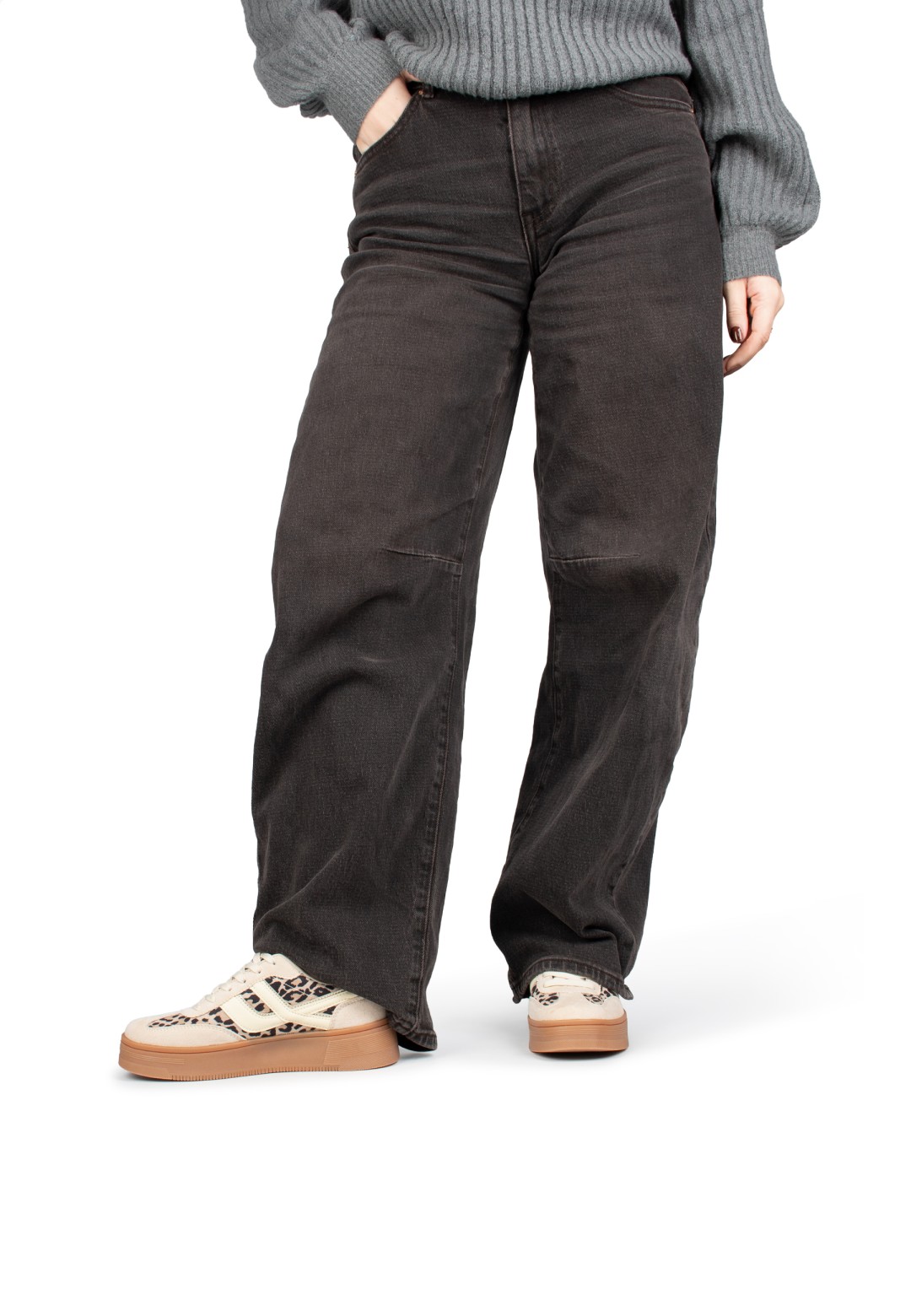 Georgia sneakers met leopardprint gedragen door model met zwarte broek