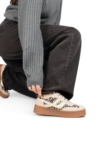 Model strikt de veters van de Georgia leopard sneakers van POSH by Poelman