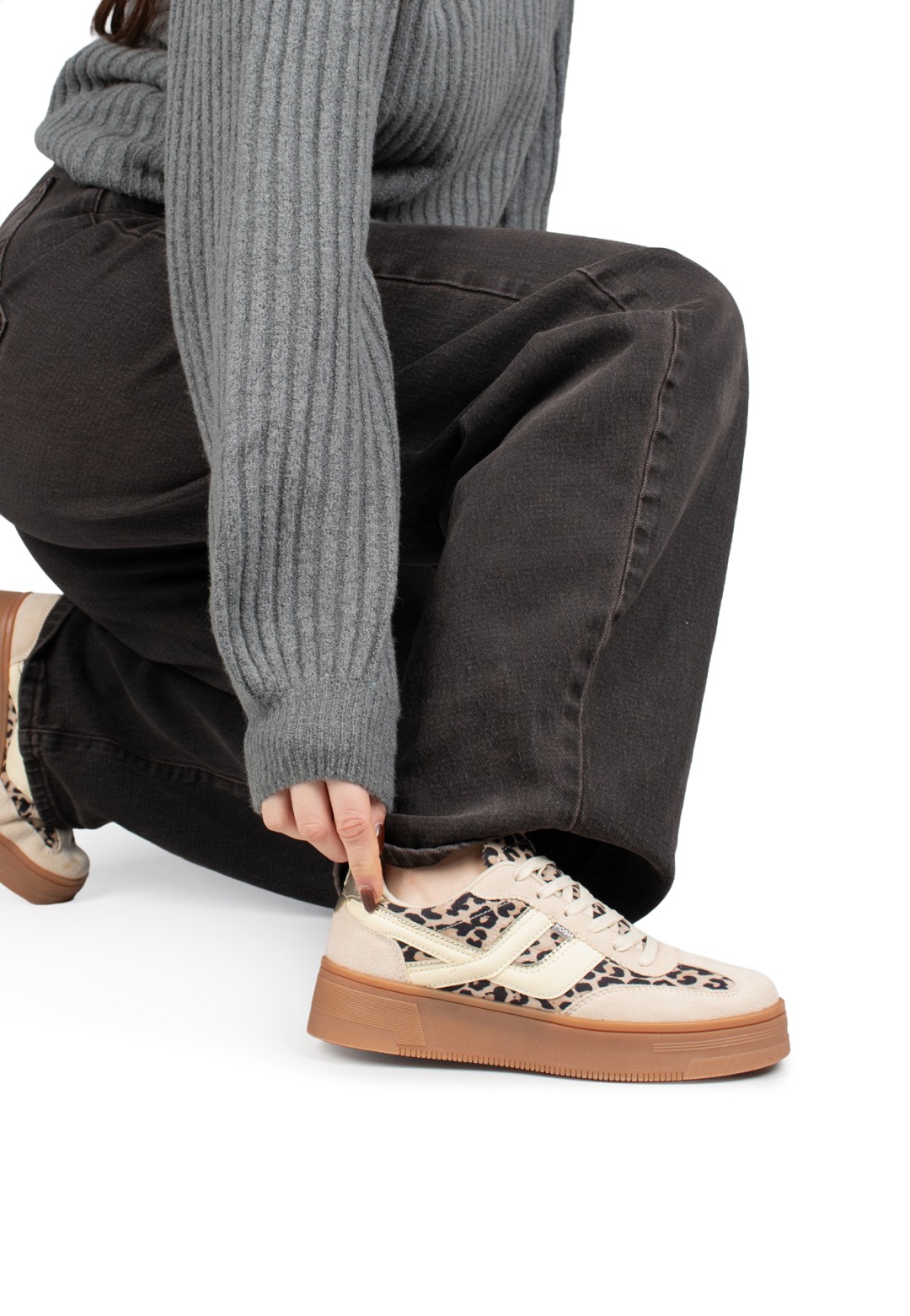 Model strikt de veters van de Georgia leopard sneakers van POSH by Poelman