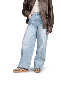 Outfit met MEGAN sneakers, lichtblauwe jeans en bruin leren jack