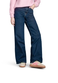 Outfit met MEGAN sneakers, roze top en donkere jeans