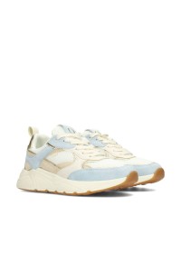 Schuin vooraanzicht van de POSH CARO sneaker in beige en lichtblauw