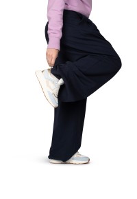 POSH CARO sneaker gedragen door model – zijkant zichtbaar