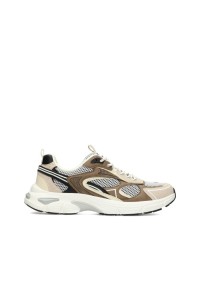 Seitenansicht eines beige- und taupefarbenen Sneakers mit Mesh- und Wildleder-Elementen vor weißem Hintergrund